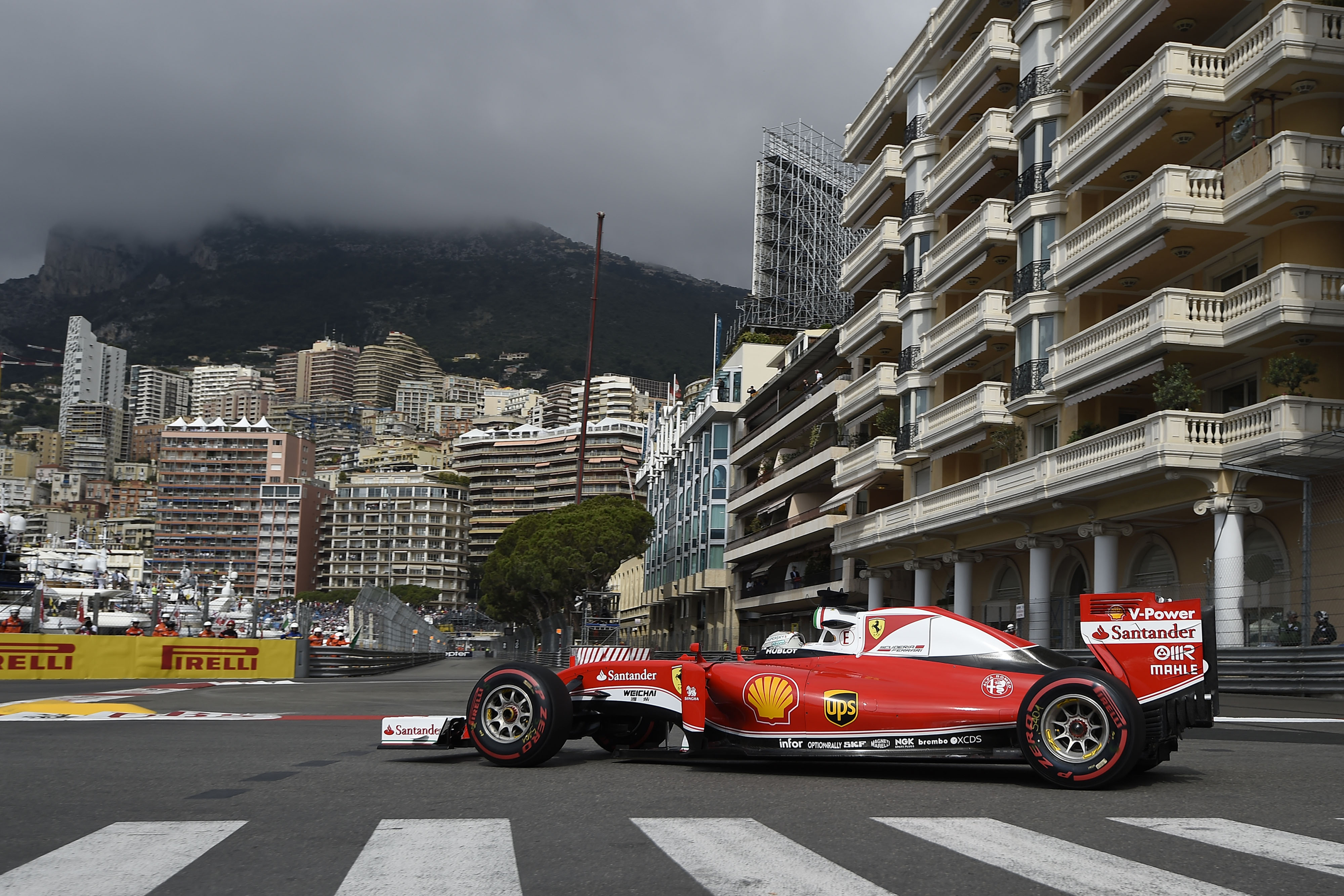 Включи монте карло. Circuit de Monaco, Монте — Карло, Монако.. Феррари Монте Карло. Феррари Гран Монако. Памятник машина Монако Monte Carlo.