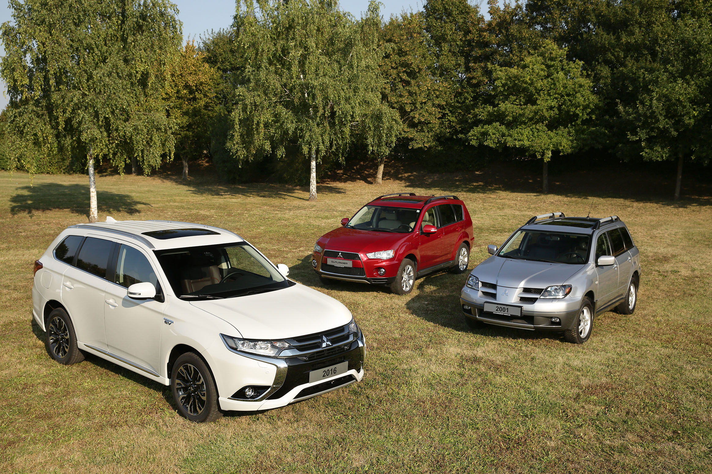 Митсубиси аутлендер сравнение. Mitsubishi Outlander. Митсубиси Аутлендер поколения. Mitsubishi Outlander 5. Аутлендер 15.